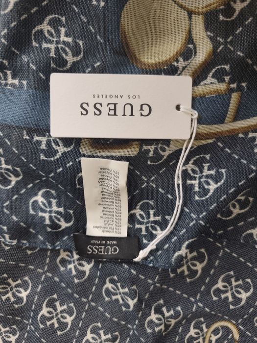 Lenço de senhora Guess novo.