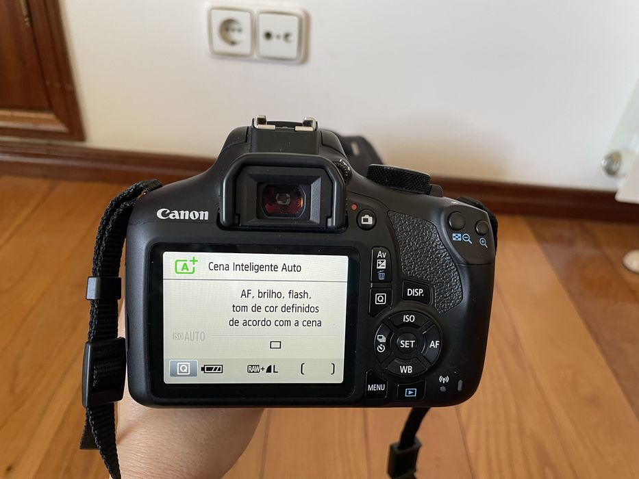 Máquina fotográfica Canon EOS 1300D com lente EFS 18-55mm