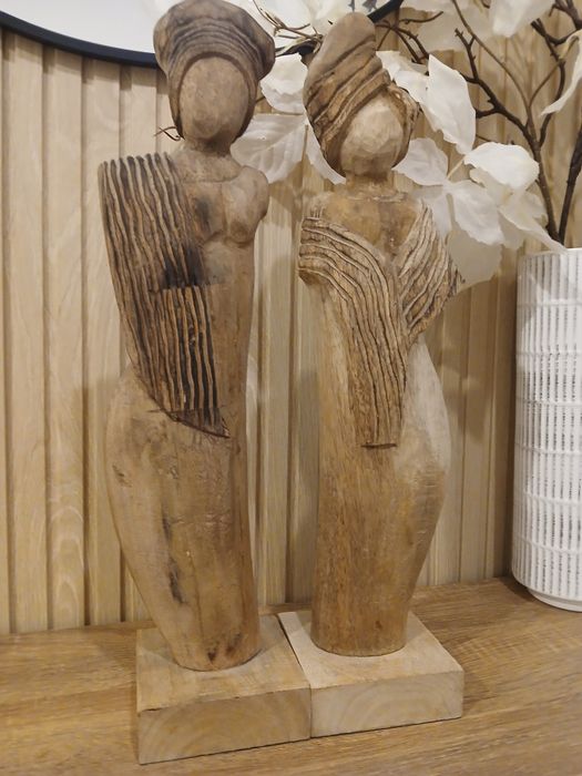 Vendo 2 estatuetas de madeira em excelente estado