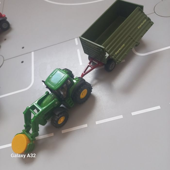 Siku traktor John deere z ladowaczem czolowym I przyczepa fortuna