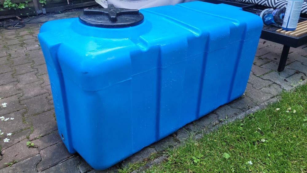 Prostokątny pojemnik  o pojemności 200 l.