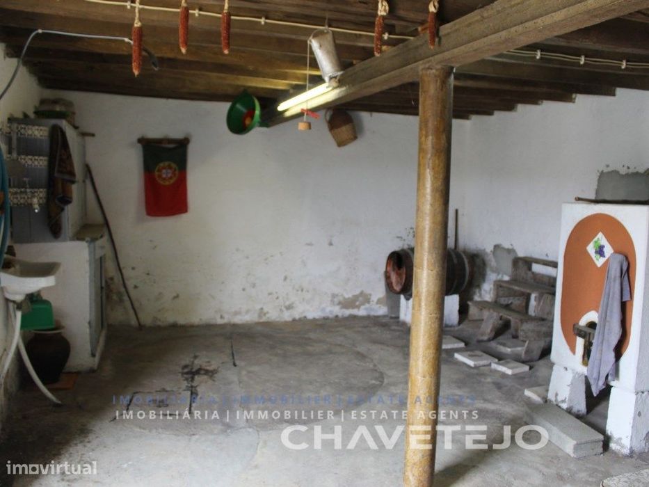 Casa de campo rústica com terreno em local tranquilo a poucos km do...