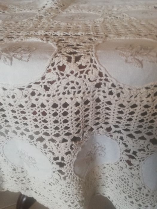 Toalha de renda feita à mão, para mesa redonda. .