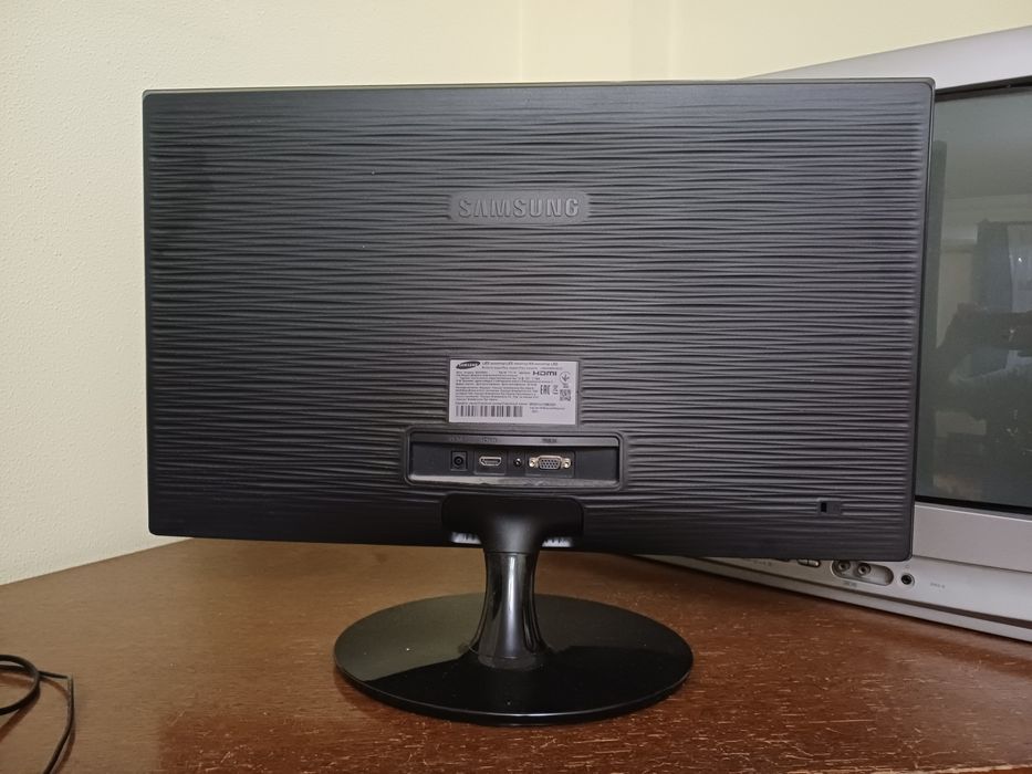 Продам Монитор Samsung S24D300h