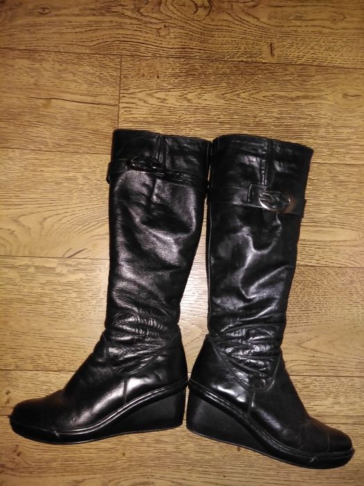 Срочно!Сапоги зима кожані на овчині 37 розмір на танкетці майже нові