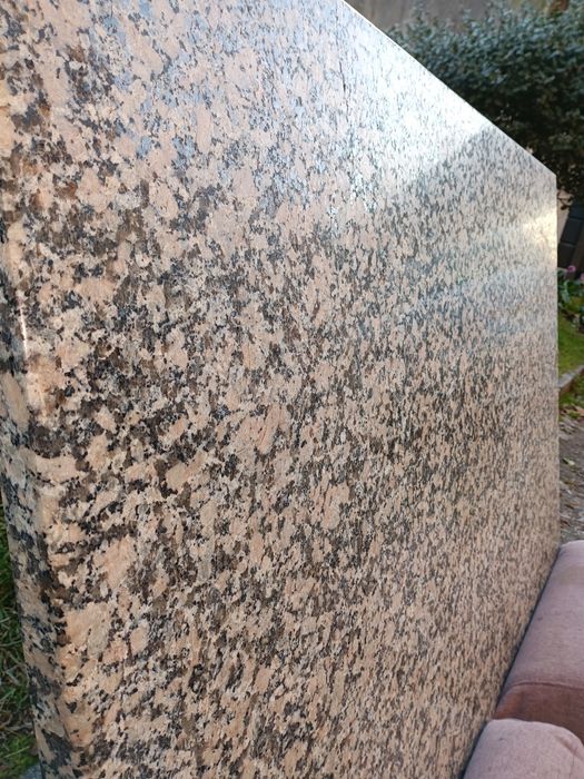 Pedra em granito com medidas: 130/80/3cm.
Exemplar estado de conservaç