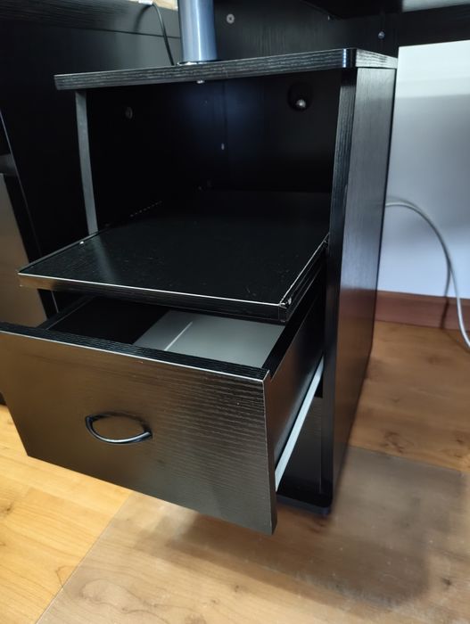 Secretária com espaço para torre de pc - muito bom estado