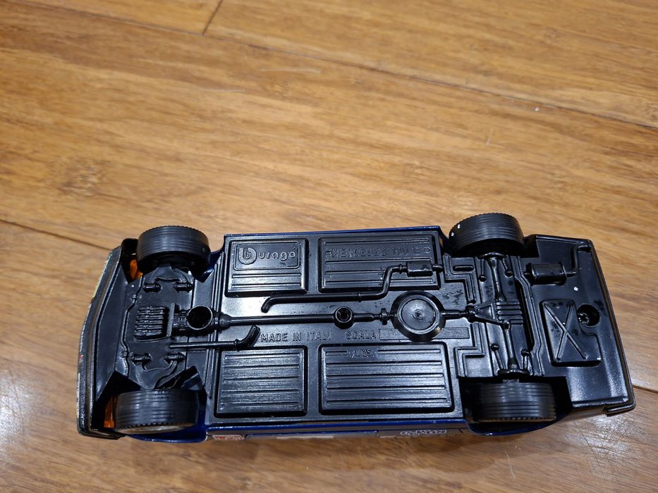 Klasyk Mercedes 190E Bburago 1:25 Vintage Włochy Kolekcjonerski