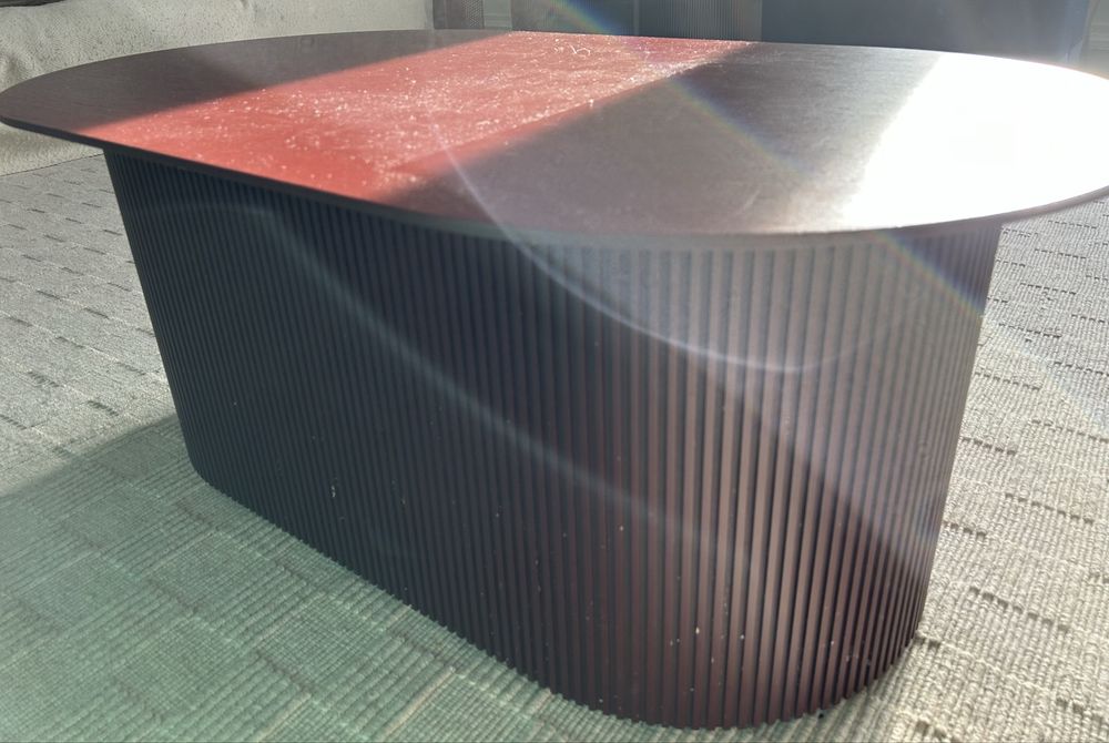 Mesa centro sala Ferm Living bordeaux podia table