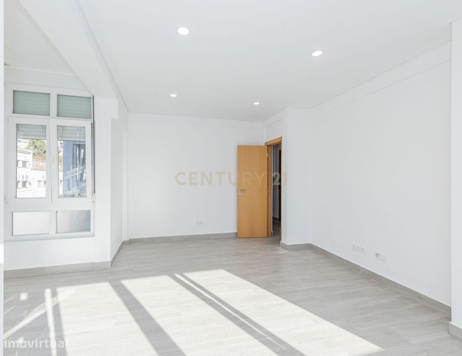 T2 Totalmente Remodelado | Dafundo – Cruz Quebrada | 80 M² | Elevador