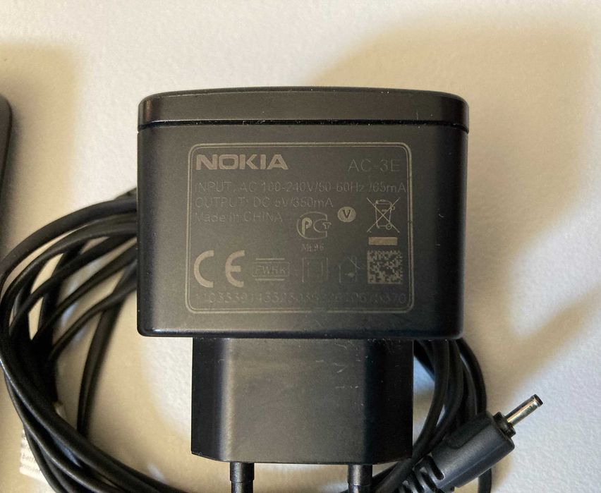 Telemóvel Nokia RH-130 + Carregador