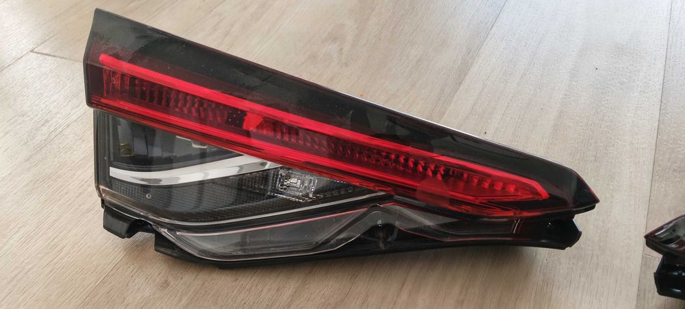 Toyota Corolla E21 sedan lampa tyln alewa prawa w klapę na żarówkę