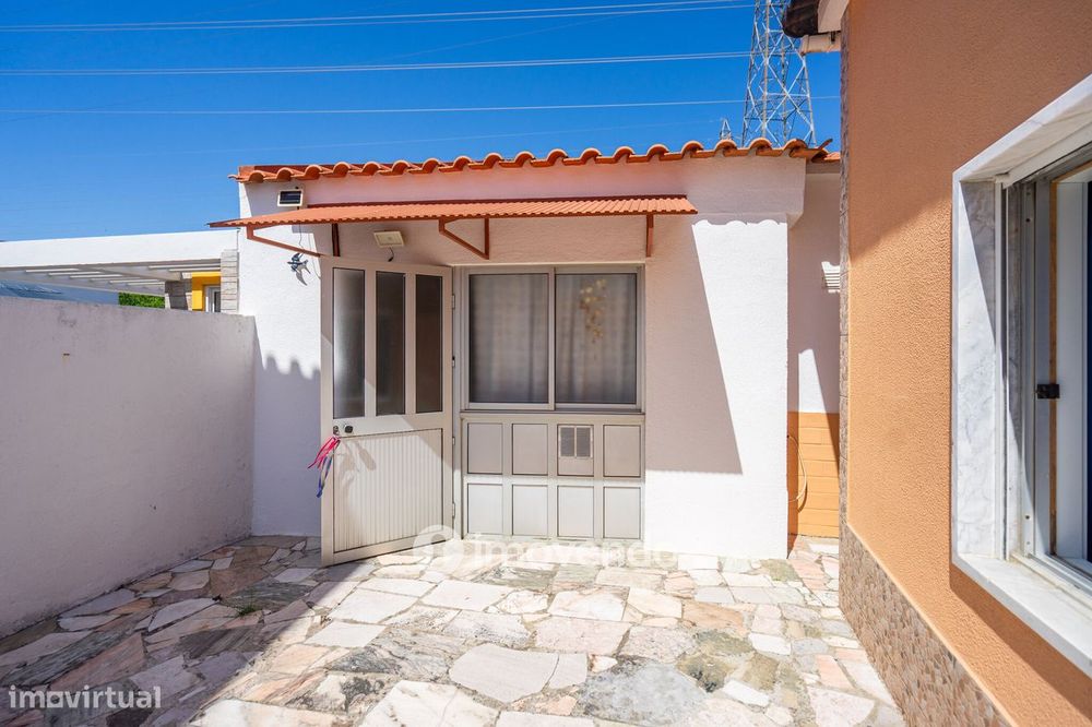 Moradia T4 mais Anexo T1, com jardim, na Caparica