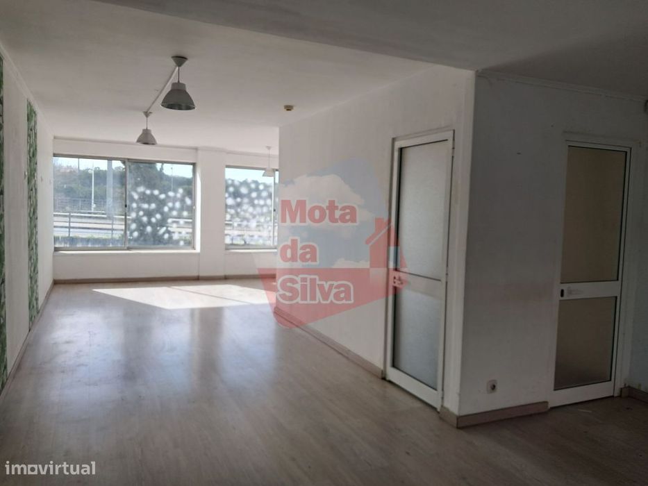 Excelente Loja na Cova da Piedade (Centro Sul) Almada