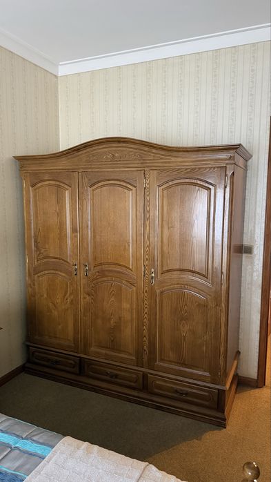 Conjunto de Quarto em Madeira - cama, roupeiro, duas mesas de cabeceira, uma cómoda