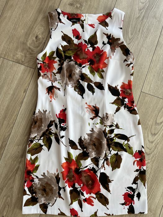 Sukienka letnia biała w kwiaty