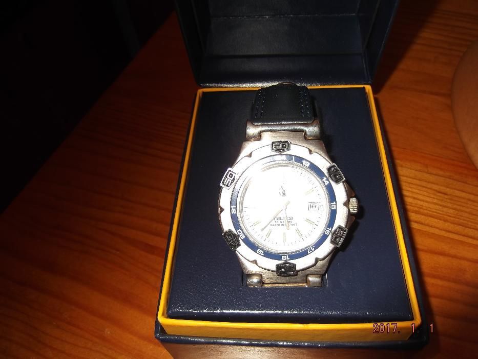 Relógio NAUTICA, semi novo, azul com fundo branco.