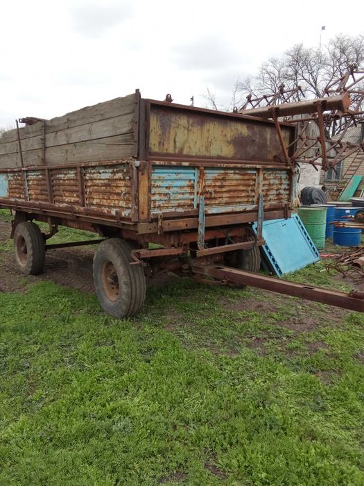 Тракторний самоскидний причіп 2ПТС-4, плуг 3-корпусний, обприскувач навісний