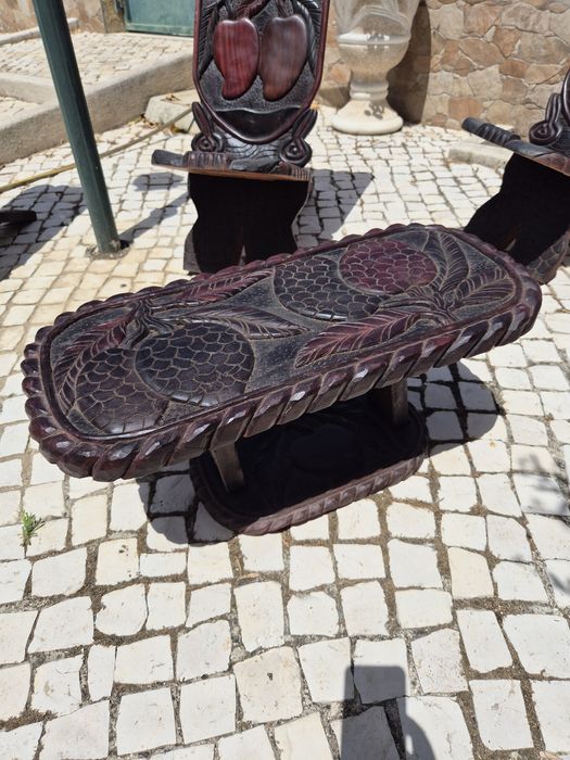 Conjunto de cadeiras e mesa
