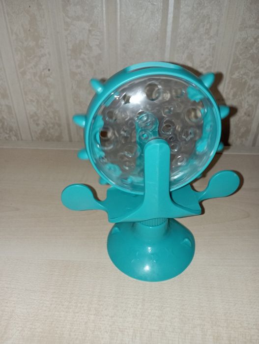 Игрушка-кормушка для кошек Supretto на присоске