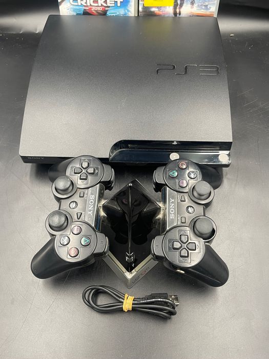 Ps3 PlayStation 3 + 2 Pady + 2 Gry + Stacja Ładująca - OKAZJA -