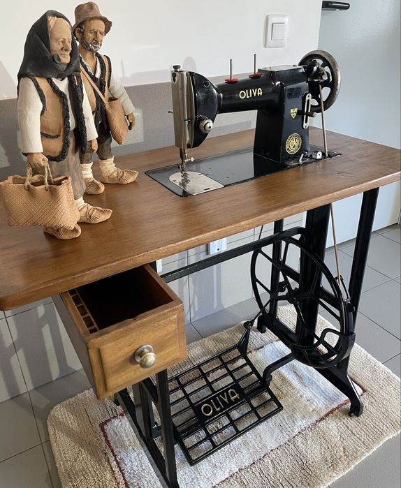 Máquina de costura antiga, OLIVA, restaurada e a trabalhar