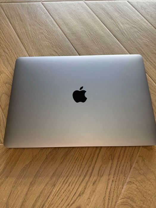 MacBook Pro 13" 2020 | i5 / 8GB RAM / 256GB SSD | Magic Keyboard