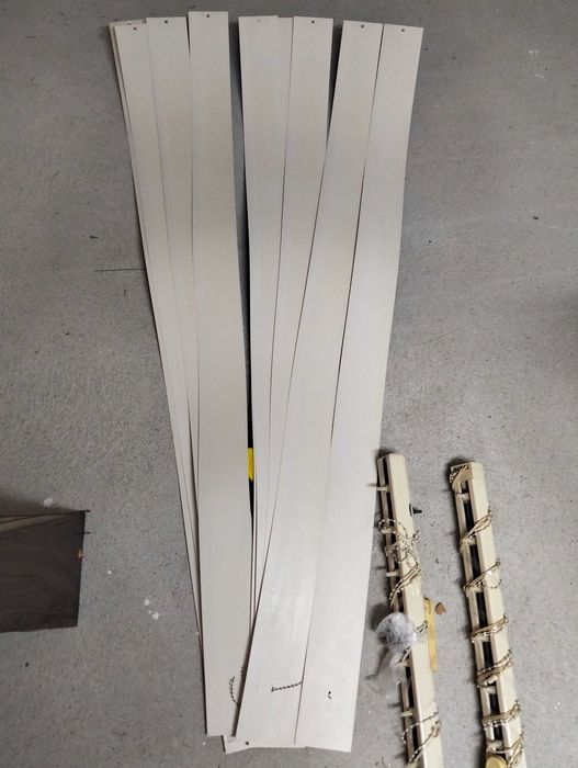 dois estores de lâminas interiores