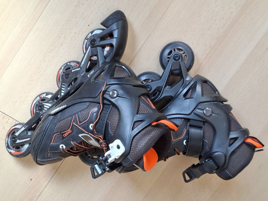 Patins em linha pretos e laranja da Olexo