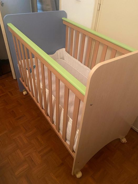 Cama berçário de madeira + acessórios e colchão.