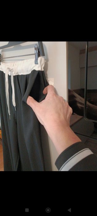 Czarne spodnie z szeroką nogawką