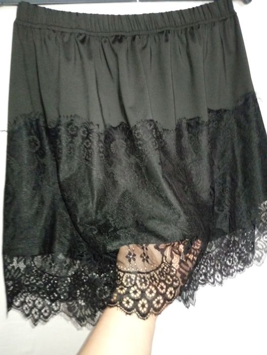 Чорна спідниця з мереживом