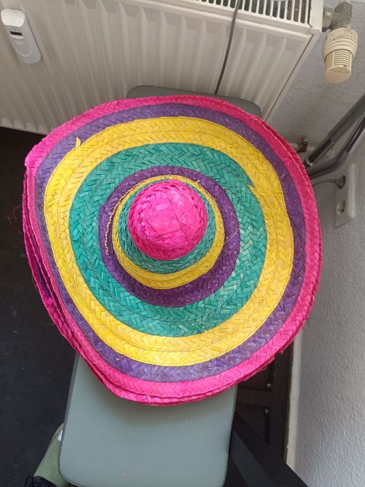 Sprzedam 4 kapelusze kolorowe