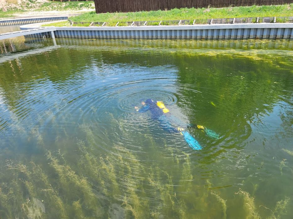 Водолаз з металошукачем. Пошук загублених речей у воді