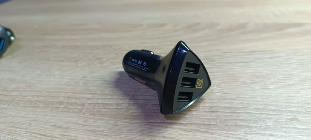 Автомобільний зарядний пристрій