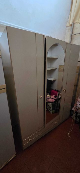 Mobília de quarto completa (camas + guarda‑roupas + cómoda)