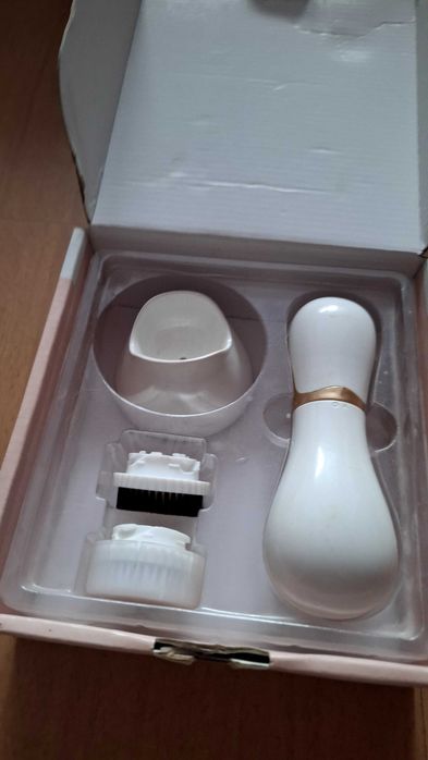 Szczoteczka soniczna do mycia twarzy.