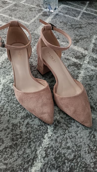 Туфлі, босоніжки