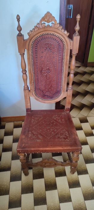 Mesa em madeira  com cadeiras