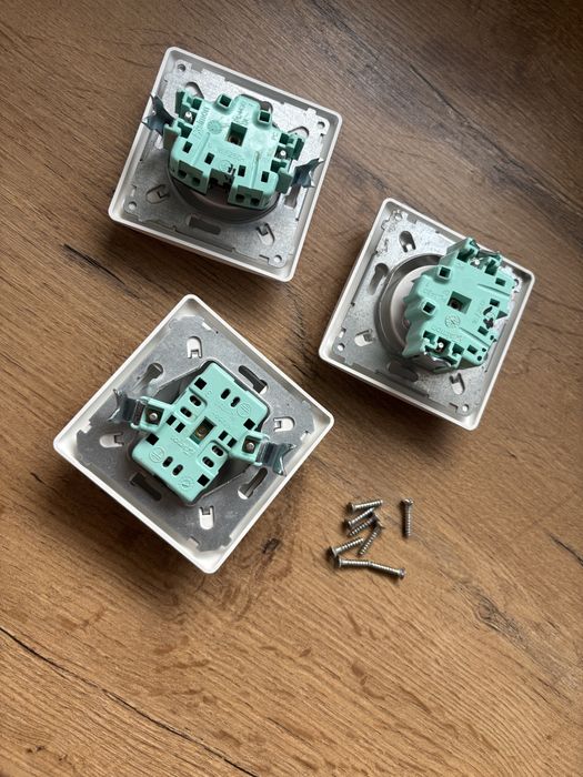 Gniazdka, dwa pojedyncze i jedno podwojne