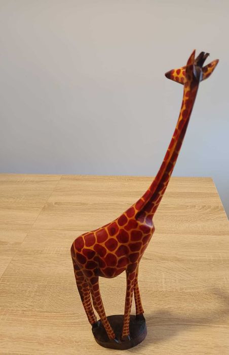 Arte africana, girafa em madeira.