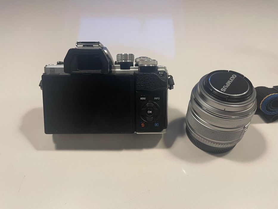 Camera Olympus E-M10 II