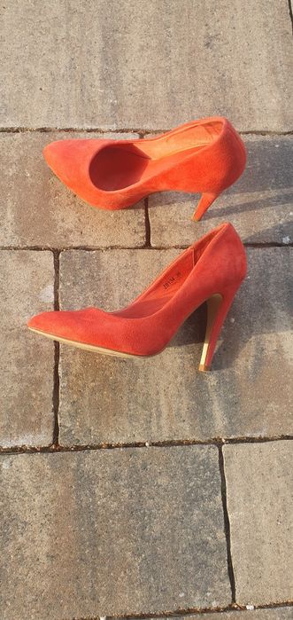 Piekne efektowne czołenka 37