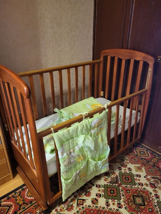 Дитяче дерев’яне ліжечко