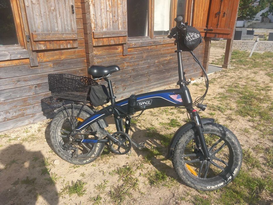 2 bicicletas eletricas e reboque