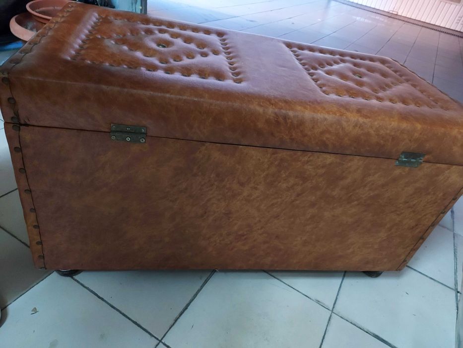 Arca Antiga Forrada a Napa – Peça de Época em Excelente Estado