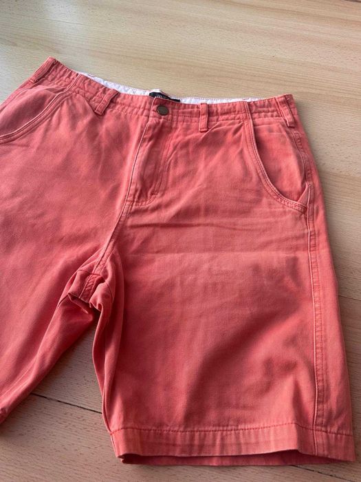 Calção masculino, cor coral/salmão, da marca RVCA