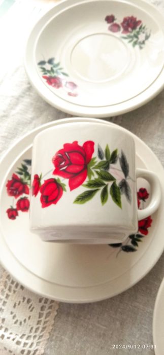 Zestaw z porcelitu, dwie filiżanki i sześć spodeczków