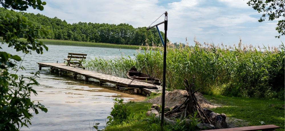 Domek nad jeziorem z własnym brzegiem/plażą