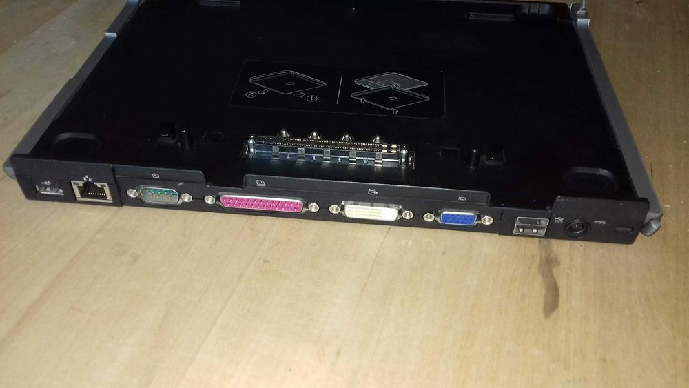 Док-станция медиа-база Dell содержит DVI, VGA, COM, LPT, USB-порты, DVD привод и др